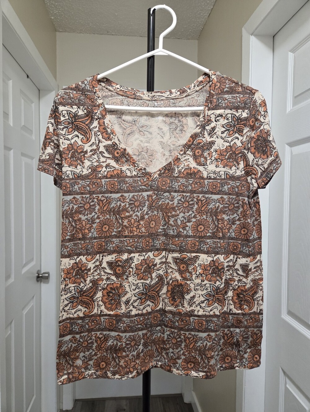 Urban Outfitters BDG Floral V-Neck Top - Rust & Cream